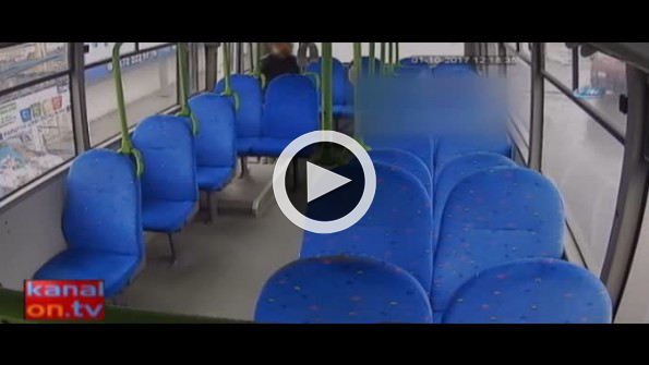 Güpegündüz otobüs soygunu kamerada