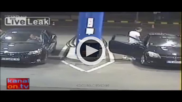 Benzin istasyonunda sigara içen adamın komik sonu