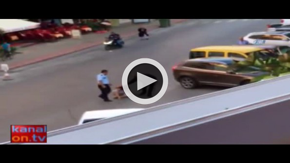 Yerdeki kadına polisten şok müdahale