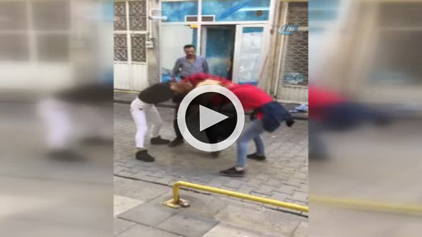 Genç kızların saç saça baş başa kavgası kamerada!