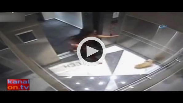 Vicdansız kadın minik köpeği böyle tekmeledi