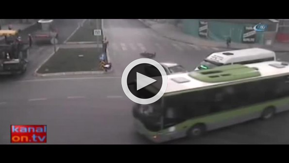 Motorcu genç kafa üstü yere çakıldı