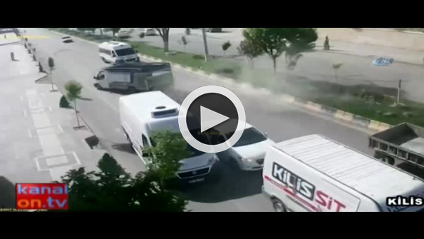 Kamyonet refüjden böyle aştı... Faciadan son anda dönüldü