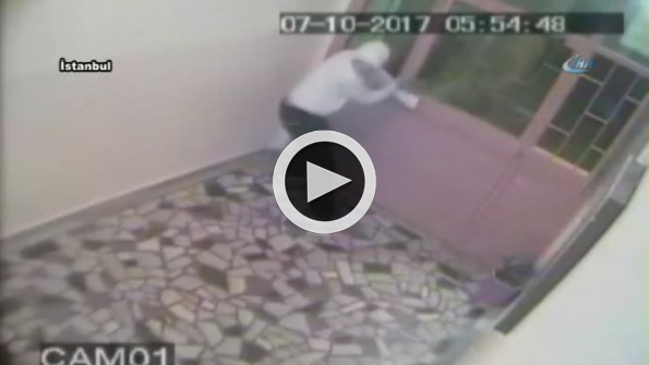 Hırsızın ev sahibine bıçak çektiği anlar kamerada