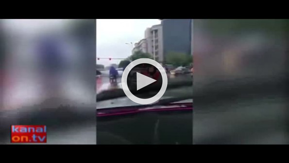 Temizlik işçisi öğrenciyi sırtına alarak karşıya geçirdi