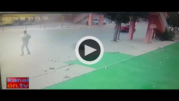 Vincin çarptığı üst geçit otomobilin üzerine böyle yıkıldı