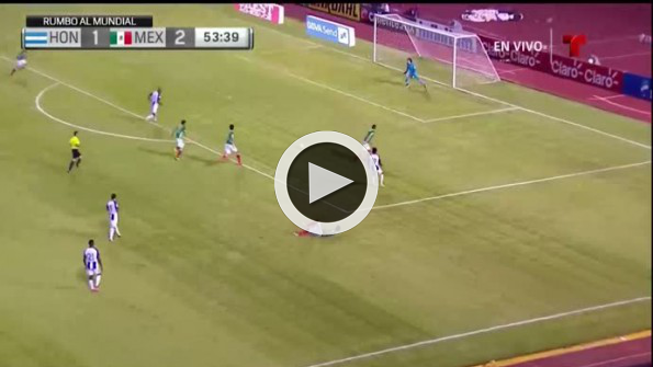 Şansız kaleci kendi kalesine böyle gol attı!