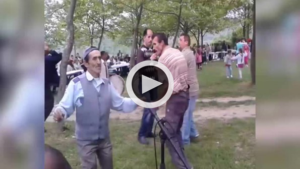 Düğünde akrabaların aşırı ciddi dansı sosyal medyayı salladı