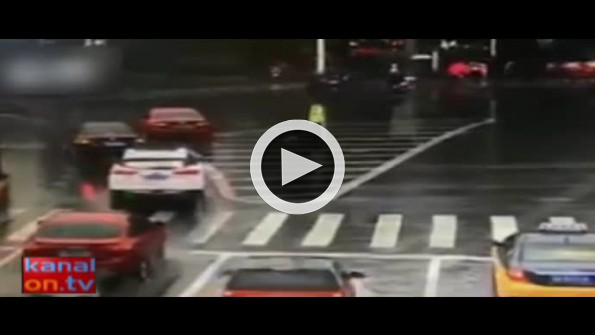 Trafik polisi ıslanmasın diye şemsiye veren sürücü
