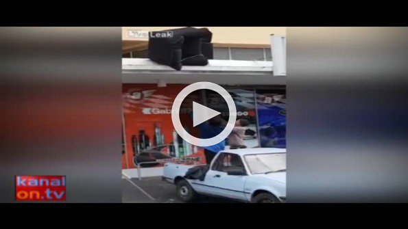 Koltuk taşırken az kalsın canından oluyordu