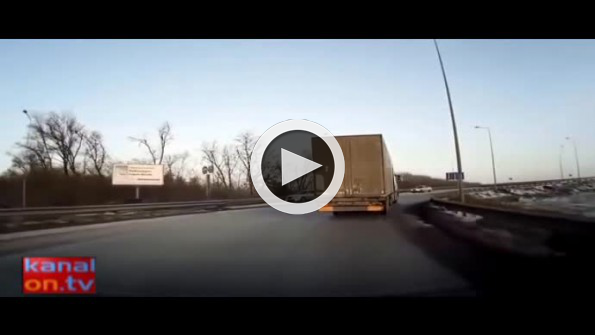 Otoyolda dorsesini düşüren TIR