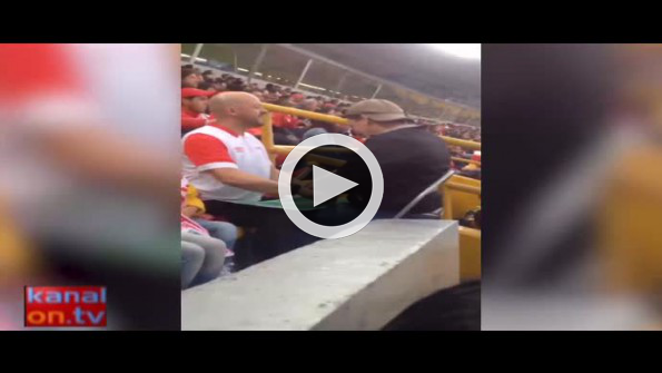 Gözleri görmeyen oğluna maçı resmen yaşattı!