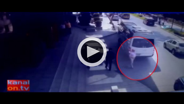 Geri geri giden minibüs ABD vatandaşı adama böyle çarptı