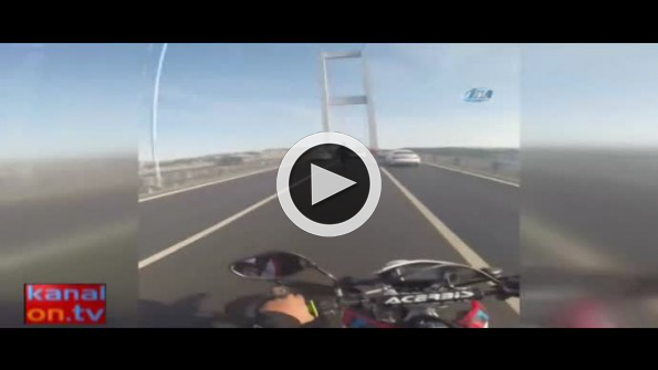Tek teker üzerinde ölüme meydan okuyan motorcu kamerada