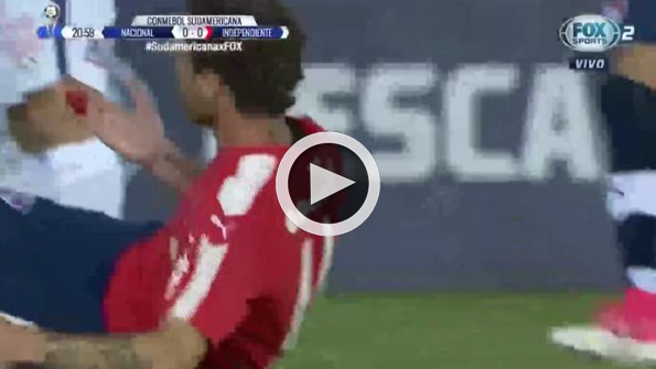 Rakibi suratını dağıttı, hakem kart vermedi