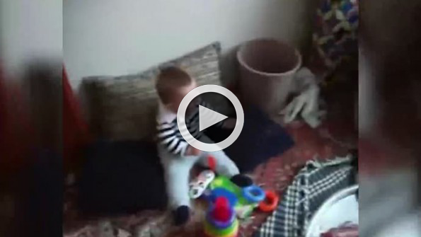 Satır sesine gülmekten katılan bebek