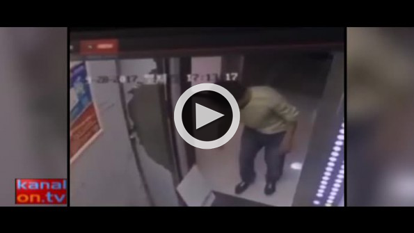 Asansör kapısını açık tutmada en kötü yöntem!