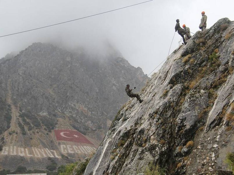 Komando böyle yetişiyor! Tüyleri diken diken eden fotoğraflar...