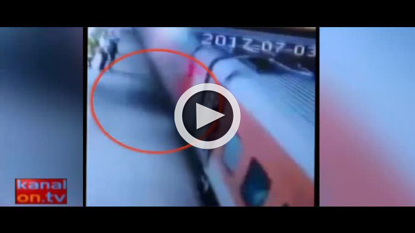 Trenle peron arasındaki korkunç ölüm anı!
