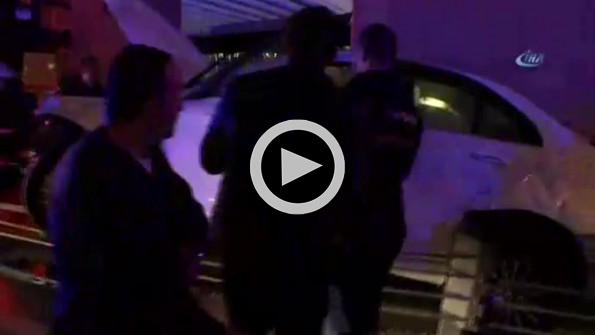 Metrobüs yoluna araç daldı: 2 yaralı
