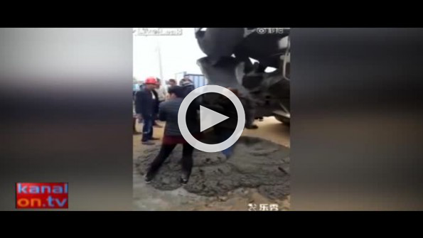 İnşaatı durdurmak için çimentoya gömüldü!