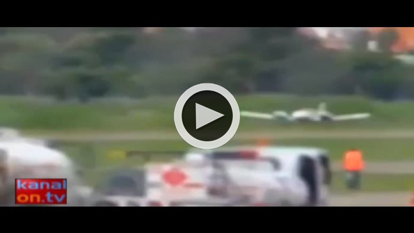 İniş takımları arızalanan uçak böyle iniş yaptı