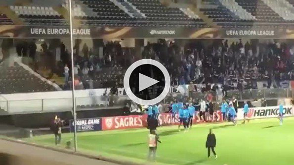 Patrice Evra kendi taraftarını tekmeledi