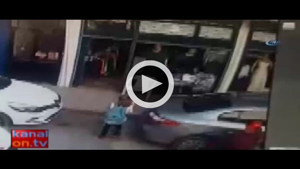 Küçük kız az kalsın motorun altında kalıyordu