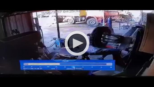 Tamir sırasında lastiğin patlaması güvenlik kamerasına yansıdı