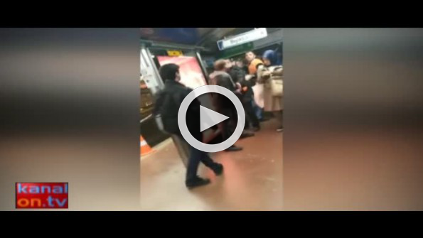 Metrobüs durağında tekme tokat kavga!