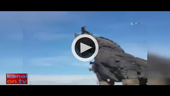 Truva Atı’na tırmanan adamın korkunç ölüm anı!