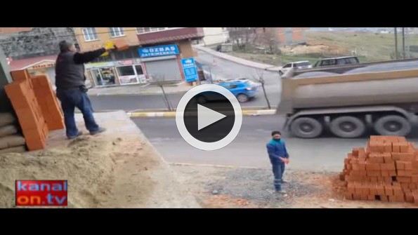 Böyle tuğla taşıma görülmedi!
