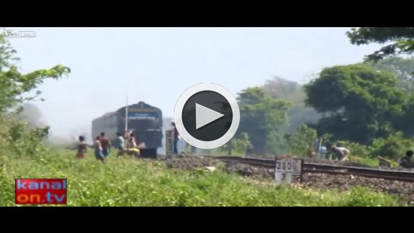 Raylara giren ineğe tren çarptı!