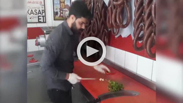 Zırhıyla şov yapan kasap, Nusret’e taş çıkarıyor