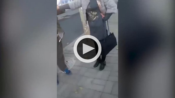 Tartıştığı kadınlardan hayatının dayağını yiyen Çinli