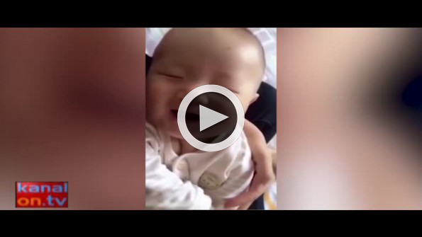 Uykusunda gülen bebek!