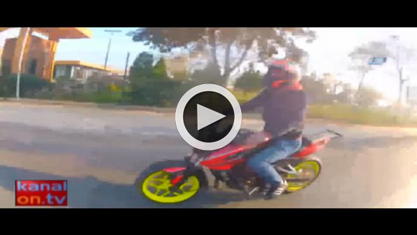 Ön kaldırmaya çalışan motosikletli canından oluyordu