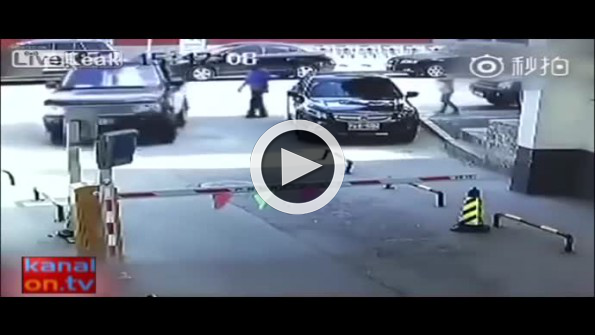 Cinnet getirdi otomatik bariyeri hurdaya çevirdi!