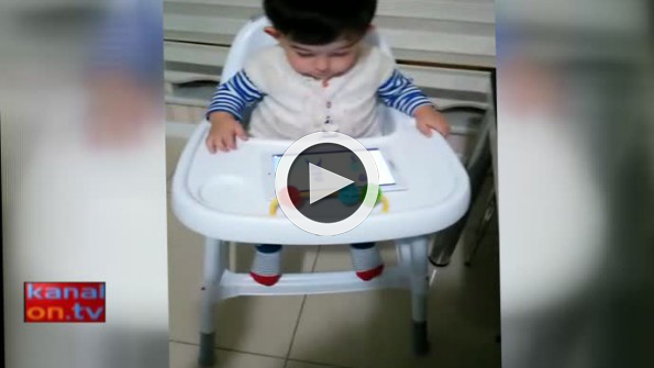 ’Erik dalı gevrektir’ türküsü ile coşan çocuk!