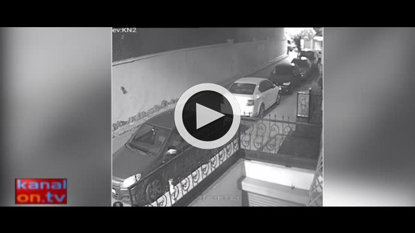 Köpek saldırısından arabaların üstüne çıkarak kurtuldu