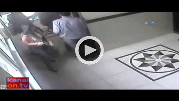 Muhtarı demir çubuklarla dövdüler