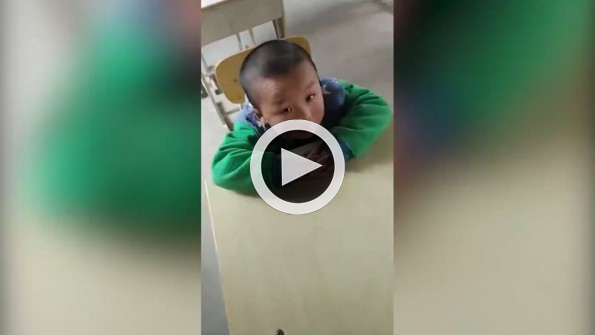 ’Gözlerinden uyku akmak’ deyiminin hakkını veren sevimli Çinli