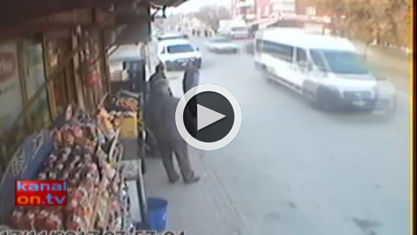 Konya’da üç kişi aracın altında kalmaktan son anda kurtuldu! İşte o anlar