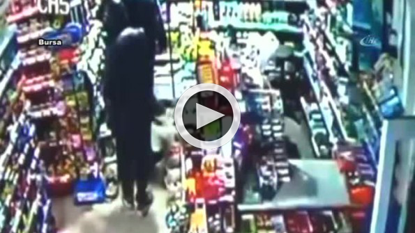 Marketteki silahlı soygun kamerada