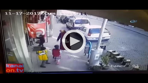 Türk Bayrağı’nı öpmeden okula gitmiyorlar