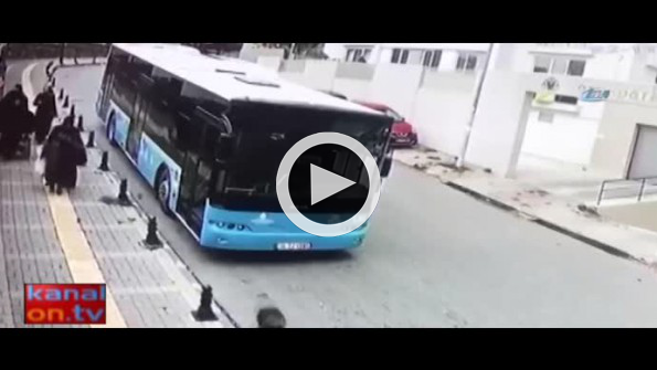 Otobüs okul duvarına çarptı... Ölümden saniyelerle kurtuluş kamerada
