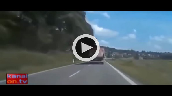 Motosikletin rüzgarıyla devrilen kamyon!