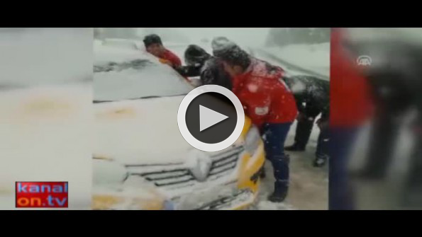 Karda mahsur kalanların imdadına Türk Kızılayı yetişti