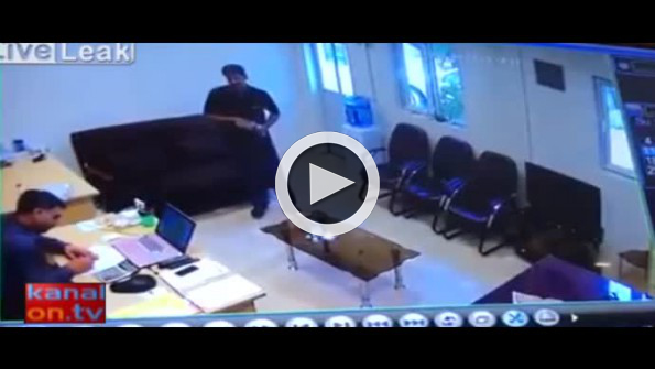 Ofiste asitli saldırı kamerada!