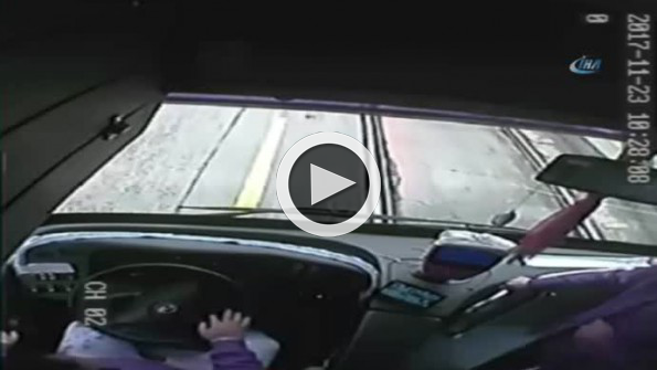 Bu sefer yolcu dehşeti otobüs kamerasına yansıdı